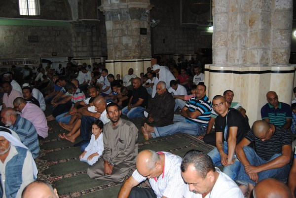 بالفيديو: أهالي مدينة الرملة يقيمون صلاة العيد في المسجد العمري الكبير بالمدينة